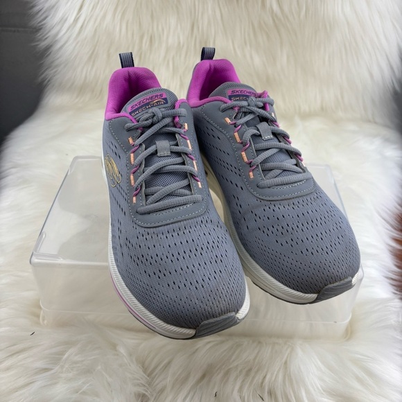 Skechers Shoes - SKECHERS WOMAN SNEACKERS SIZE8.5 
RUNNING SHOES